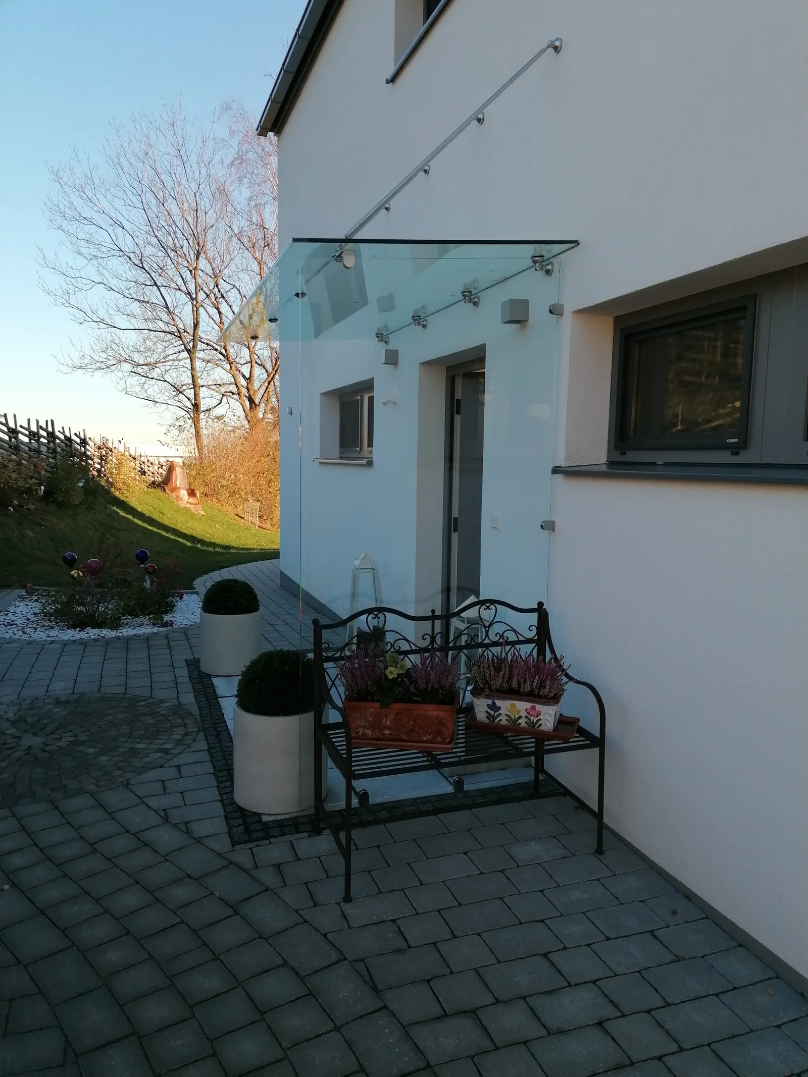 Gläsernes Vordach an einem Wohnhaus