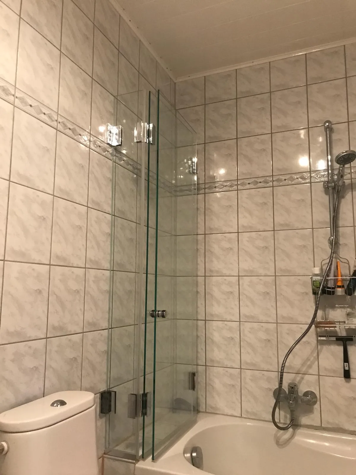 Faltbare Glaswand an einer Badewanne
